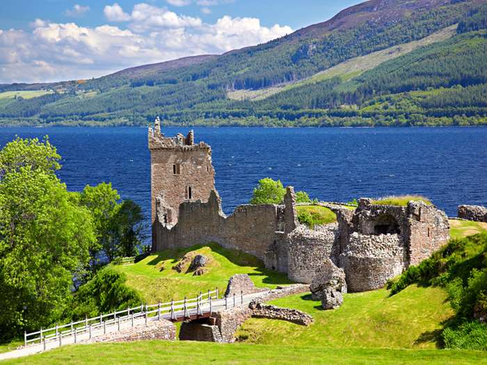 Ruinas de un castillo en las orillas del Lago Ness (Loch Ness) CRUCEROS FLUVIALES ESCOCIA CRUCEROS FLUVIALES HIGHLANDS CRUISES SCOTLAND SOTTISH HIGHLANDER CRUISES BARGE CRUISES SCOTLAND UNITED KINGDOM CRUISES FAMILY CRUISES SCOTLAND CHARTER CRUISES LOCH NESS NESSIE MONSTRUO DEL LAGO NESS CRUCEROS ESCOCIA CRUCERO TIERRAS ALTAS DE ESCOCIA